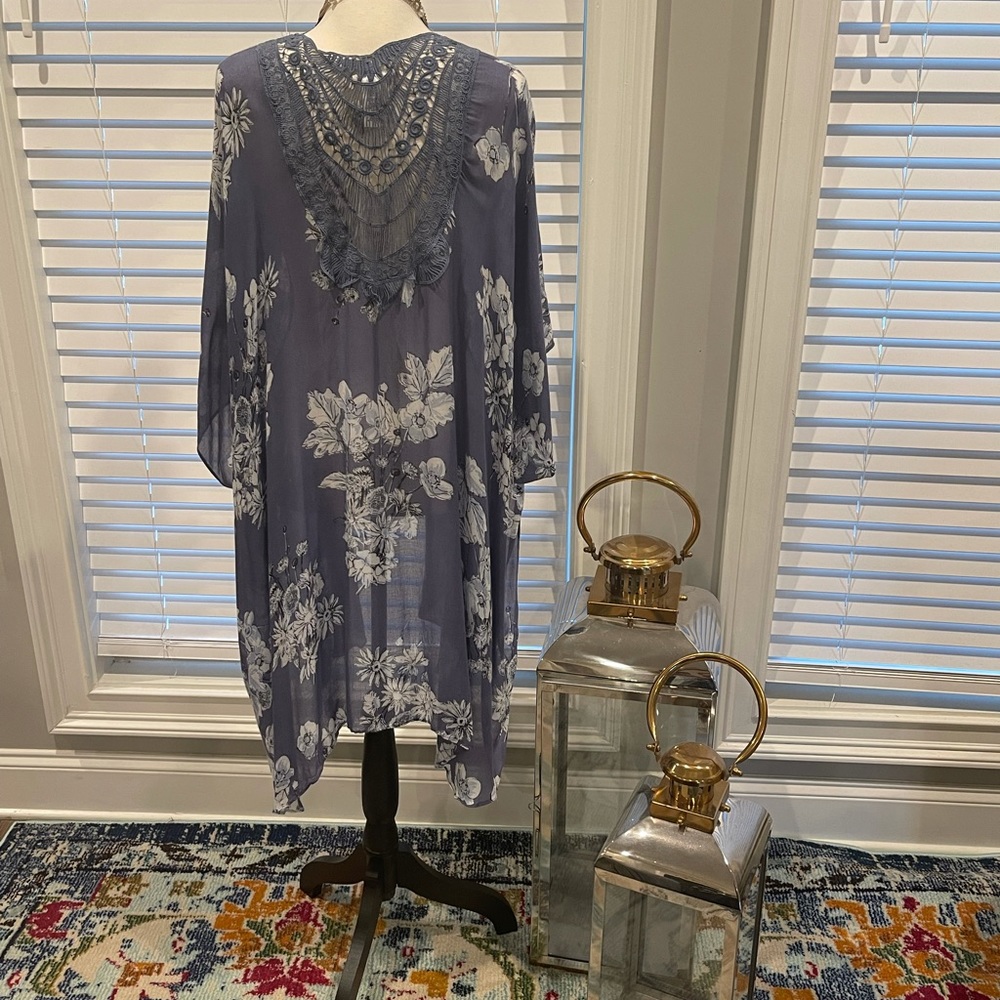 Beautiful Blue flowing floral kimono with crochet back - Picture 11 of 12